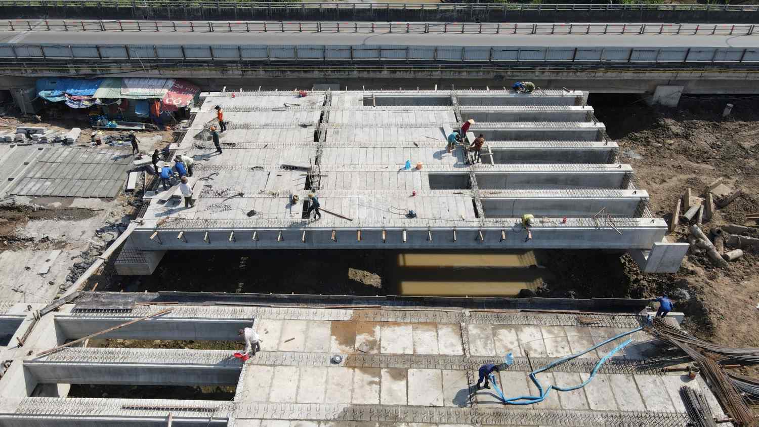 Cầu Bà Dạt đã thi công xong dầm và đang thực hiện đổ bê tông mặt cầu và làm đường dẫn.
